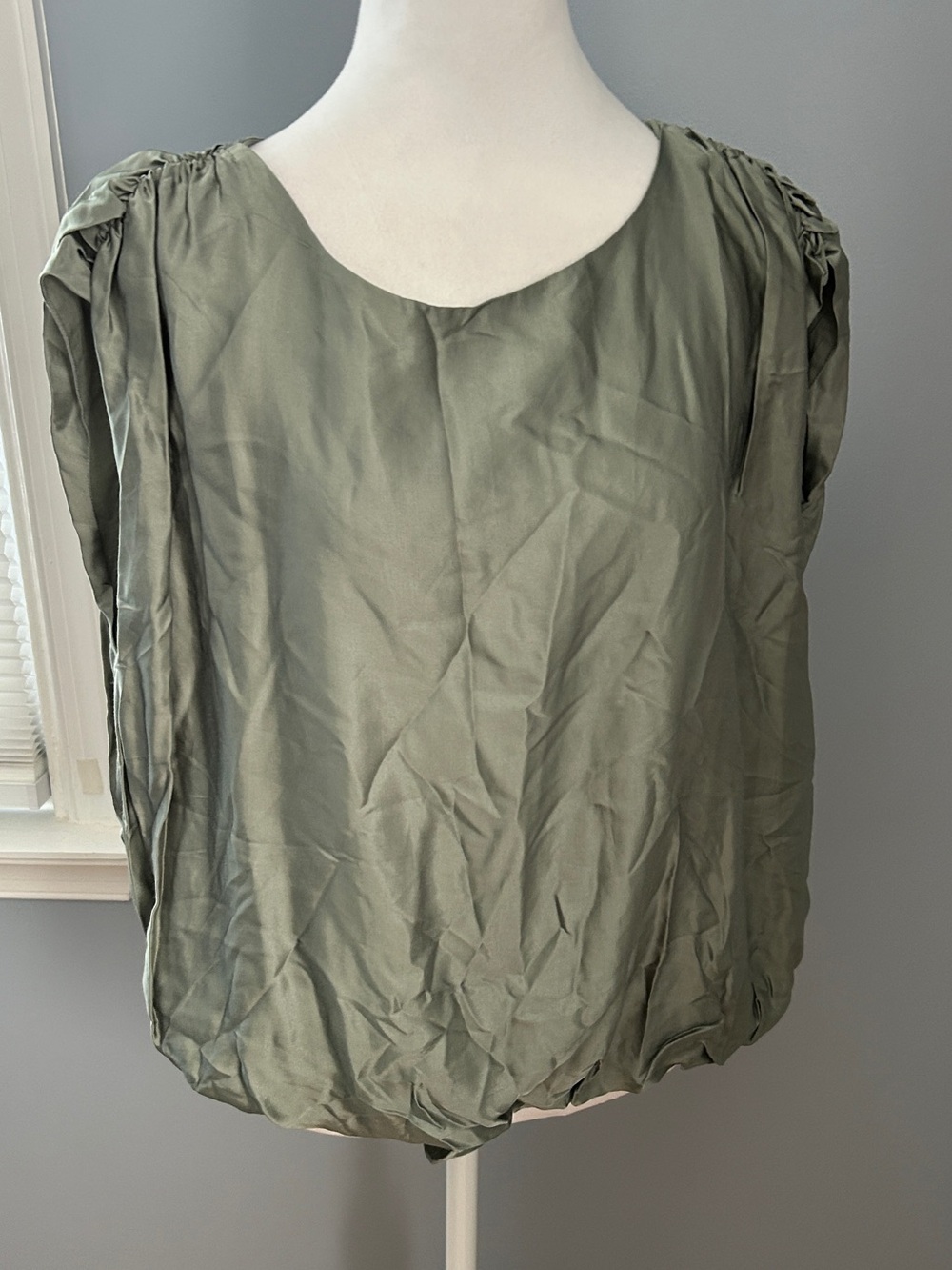 Anthropologie Womens 1X NWT Moss Green Bubble Hem Blouse Ruched Cap Sleeve Top